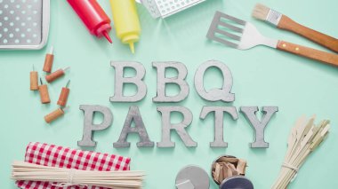 Araçlar mavi arka plan üzerinde ızgara ile metal Barbekü partisi işareti.