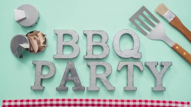 Araçlar mavi arka plan üzerinde ızgara ile metal Barbekü partisi işareti.