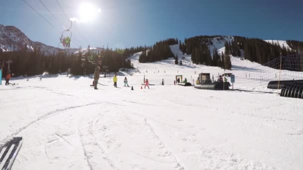 Денвер Колорадо Сша Березень 2018 Pov Дітей Навчання Гірськолижного Спорту — стокове відео