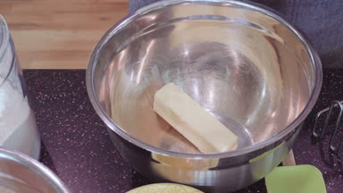 Adım adım. Ev yapımı muz ekmek pişirme kadın.