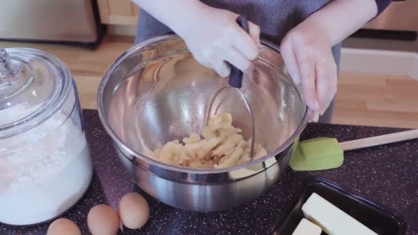 Schritt Für Schritt Frau Backt Hausgemachtes Bananenbrot — Stockvideo