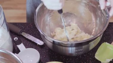 Adım adım. Ev yapımı muz ekmek pişirme kadın.