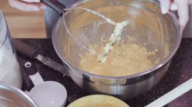 Adım adım. Ev yapımı muz ekmek pişirme kadın.