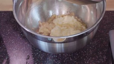 Adım adım. Ev yapımı muz ekmek pişirme kadın.