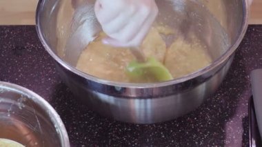 Adım adım. Ev yapımı muz ekmek pişirme kadın.