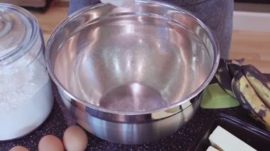 Zaman atlamalı. Adım adım. Ev yapımı muz ekmek pişirme kadın.