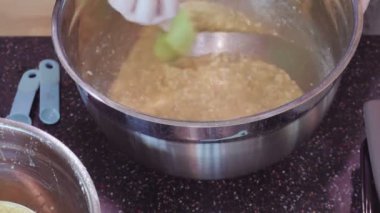 Adım adım. Ev yapımı muz ekmek pişirme kadın.