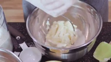 Zaman atlamalı. Adım adım. Ev yapımı muz ekmek pişirme kadın.