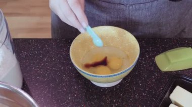 Zaman atlamalı. Adım adım. Ev yapımı muz ekmek pişirme kadın.