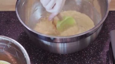 Zaman atlamalı. Adım adım. Ev yapımı muz ekmek pişirme kadın.