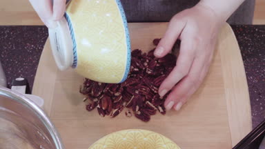 Adım adım. Ev yapımı muz ekmek pişirme kadın.