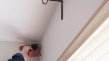 Adım adım. Perdeler perdeler yeni evinde yatak odasında asılı kadın.