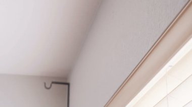 Adım adım. Perdeler perdeler yeni evinde yatak odasında asılı kadın.