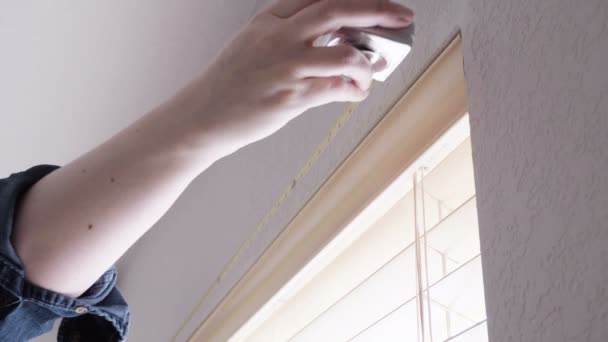 Paso Paso Mujer Colgando Cortinas Cortinas Dormitorio Nueva Casa — Vídeos de Stock