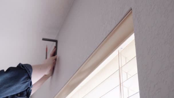 Paso Paso Mujer Colgando Cortinas Cortinas Dormitorio Nueva Casa — Vídeos de Stock