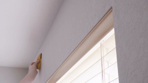 Paso Paso Mujer Colgando Cortinas Cortinas Dormitorio Nueva Casa — Vídeos de Stock