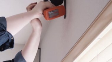 Adım adım. Perdeler perdeler yeni evinde yatak odasında asılı kadın.