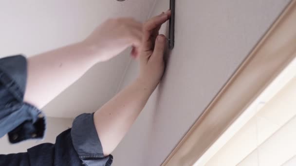 Paso Paso Mujer Colgando Cortinas Cortinas Dormitorio Nueva Casa — Vídeo de stock