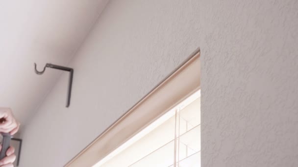 Paso Paso Mujer Colgando Cortinas Cortinas Dormitorio Nueva Casa — Vídeos de Stock