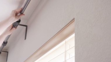 Adım adım. Perdeler perdeler yeni evinde yatak odasında asılı kadın.