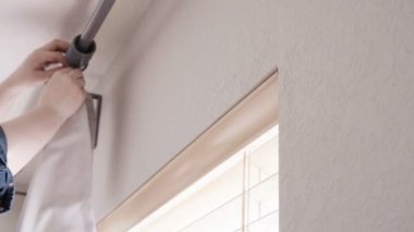 Adım adım. Perdeler perdeler yeni evinde yatak odasında asılı kadın.