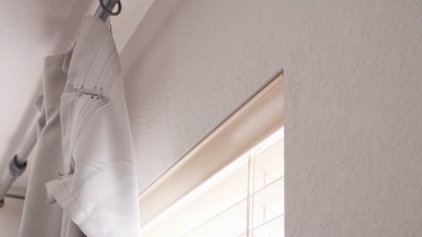 一歩一歩 新居の寝室のカーテン カーテンを掛ける女性 — ストック動画