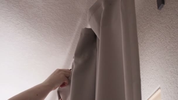 一歩一歩 新居の寝室のカーテン カーテンを掛ける女性 — ストック動画