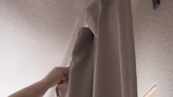 Passo Passo Mulher Pendurado Cortinas Cortinas Quarto Nova Casa — Vídeo de Stock