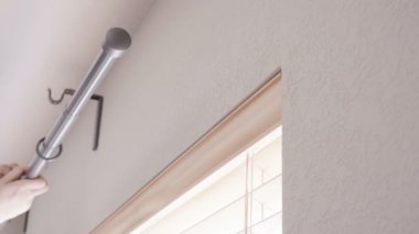 Zaman atlamalı. Adım adım. Perdeler perdeler yeni evinde yatak odasında asılı kadın.