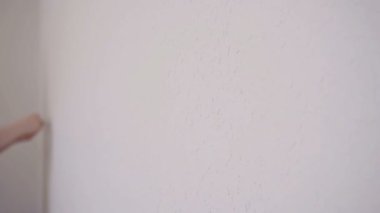 Çocuklar sanat eserleri duvarda asılı anne.