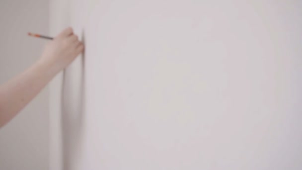 Madre Colgando Sus Obras Arte Los Ninos Pared Video De Stock