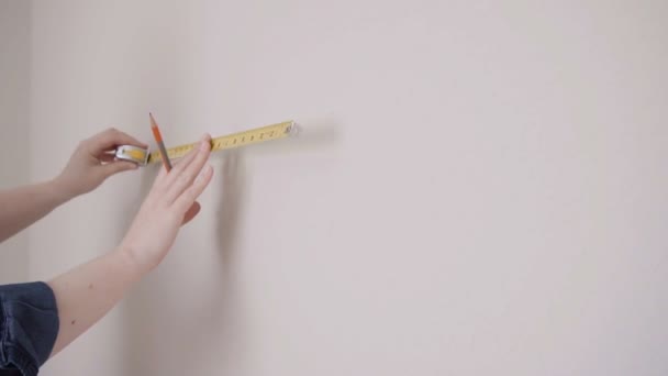 Moeder Haar Kinderen Kunstwerk Aan Muur Hangen — Stockvideo