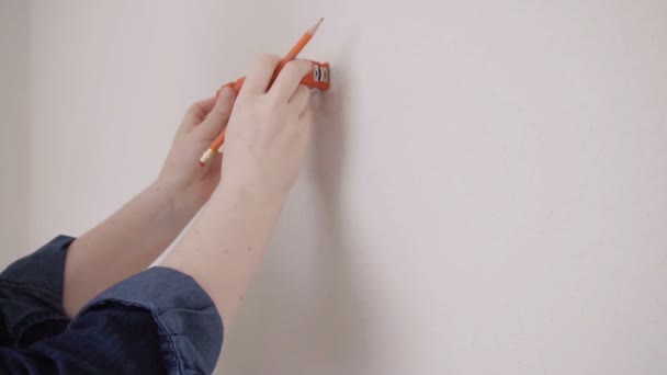 Çocuklar Sanat Eserleri Duvarda Asılı Anne — Stok video