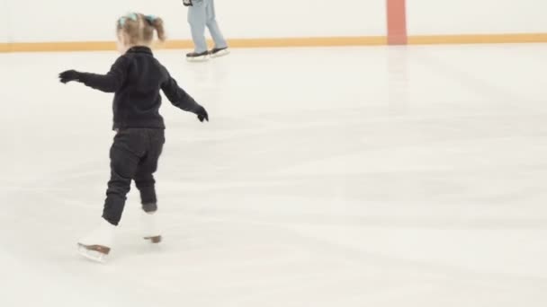 Aula de patinação no gelo — Vídeo de Stock