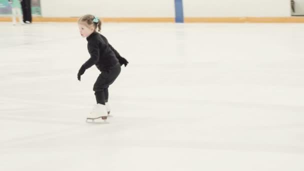 Aula de patinação no gelo — Vídeo de Stock