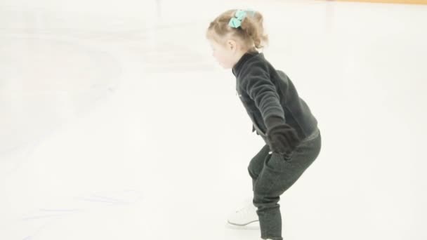 Clase de patinaje sobre hielo — Vídeo de stock