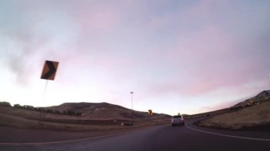 POV-Eyaletlerarası Otoban I70 gündoğumu, dağlarda sürüş.