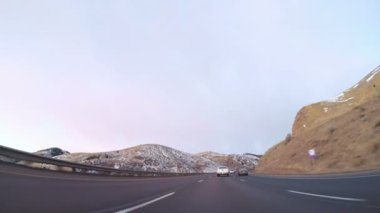POV-Eyaletlerarası Otoban I70 gündoğumu, dağlarda sürüş.