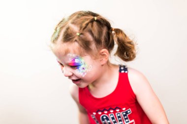 Atlama ve dans küçük kız portresi.