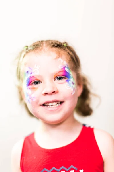 Küçük Kız Jule Kıyafetle Eğleniyor Portresi — Stok fotoğraf
