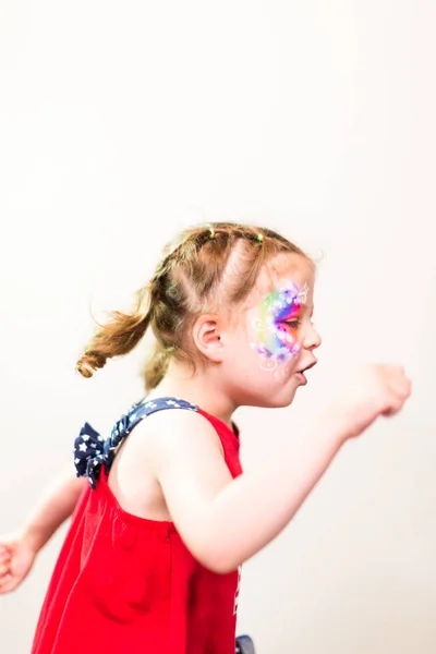 Портрет Маленькой Девочки Прыгающей Танцующей — стоковое фото