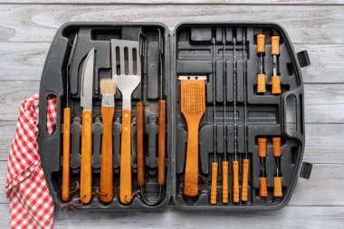 Mini mutfak takımı ahşap arka plan durumda Barbekü.