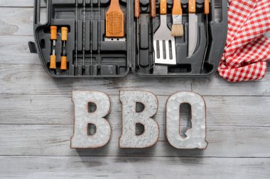 Mini mutfak takımı ahşap arka plan durumda Barbekü.