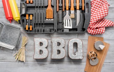 Mini mutfak takımı ahşap arka plan durumda Barbekü.