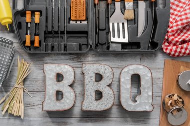 Mini mutfak takımı ahşap arka plan durumda Barbekü.