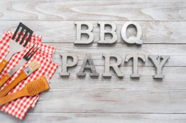 Araçlar ahşap arka plan üzerinde pişirme Barbekü barbekü partisi işaretiyle.