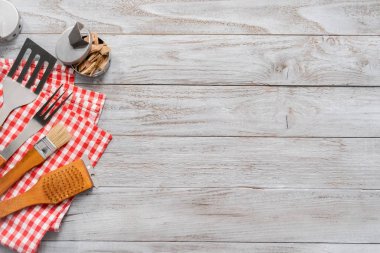 Araçlar ahşap arka plan üzerinde pişirme Barbekü ile arka plan.