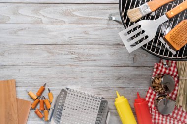 Araçlar ahşap arka plan üzerinde pişirme Barbekü ile arka plan.