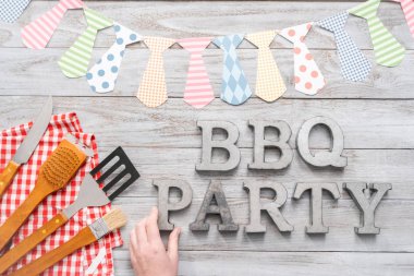 Araçlar ahşap arka plan üzerinde pişirme Barbekü barbekü partisi işaretiyle.