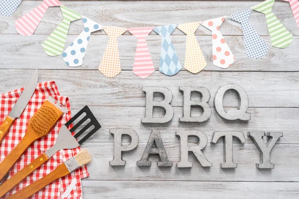 Araçlar ahşap arka plan üzerinde pişirme Barbekü barbekü partisi işaretiyle.